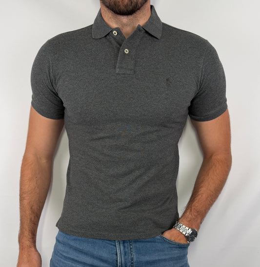 Polo Ralph Lauren gris homme taille S en très bon état. Pièce seconde main premium sélectionnée par Comptoir Masculin. Expédition rapide depuis la France.