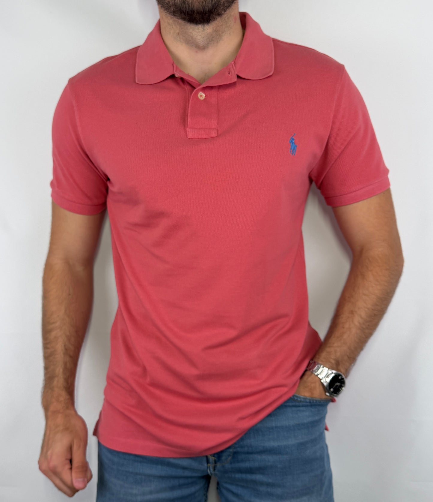 Polo Ralph Lauren homme taille L en très bon état. Pièce seconde main premium sélectionnée par Comptoir Masculin. Expédition rapide depuis la France.