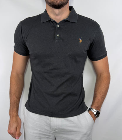 Polo Ralph Lauren homme taille S en très bon état. Pièce seconde main premium sélectionnée par Comptoir Masculin. Expédition rapide depuis la France.