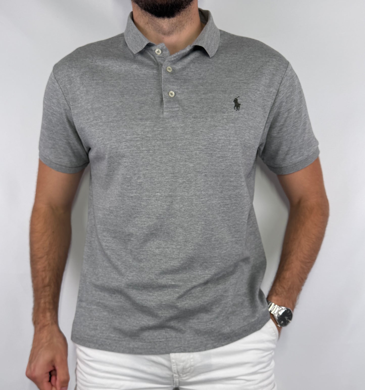 Polo Ralph Lauren homme taille L en très bon état. Pièce seconde main premium sélectionnée par Comptoir Masculin. Expédition rapide depuis la France.