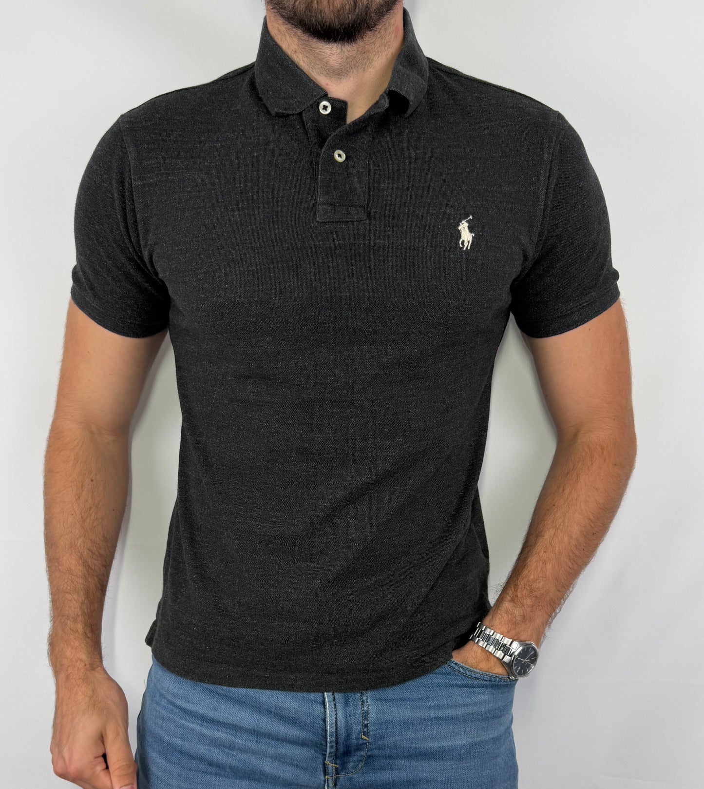 Polo Ralph Lauren noir homme taille M en très bon état. Pièce seconde main premium sélectionnée par Comptoir Masculin. Expédition rapide depuis la France.
