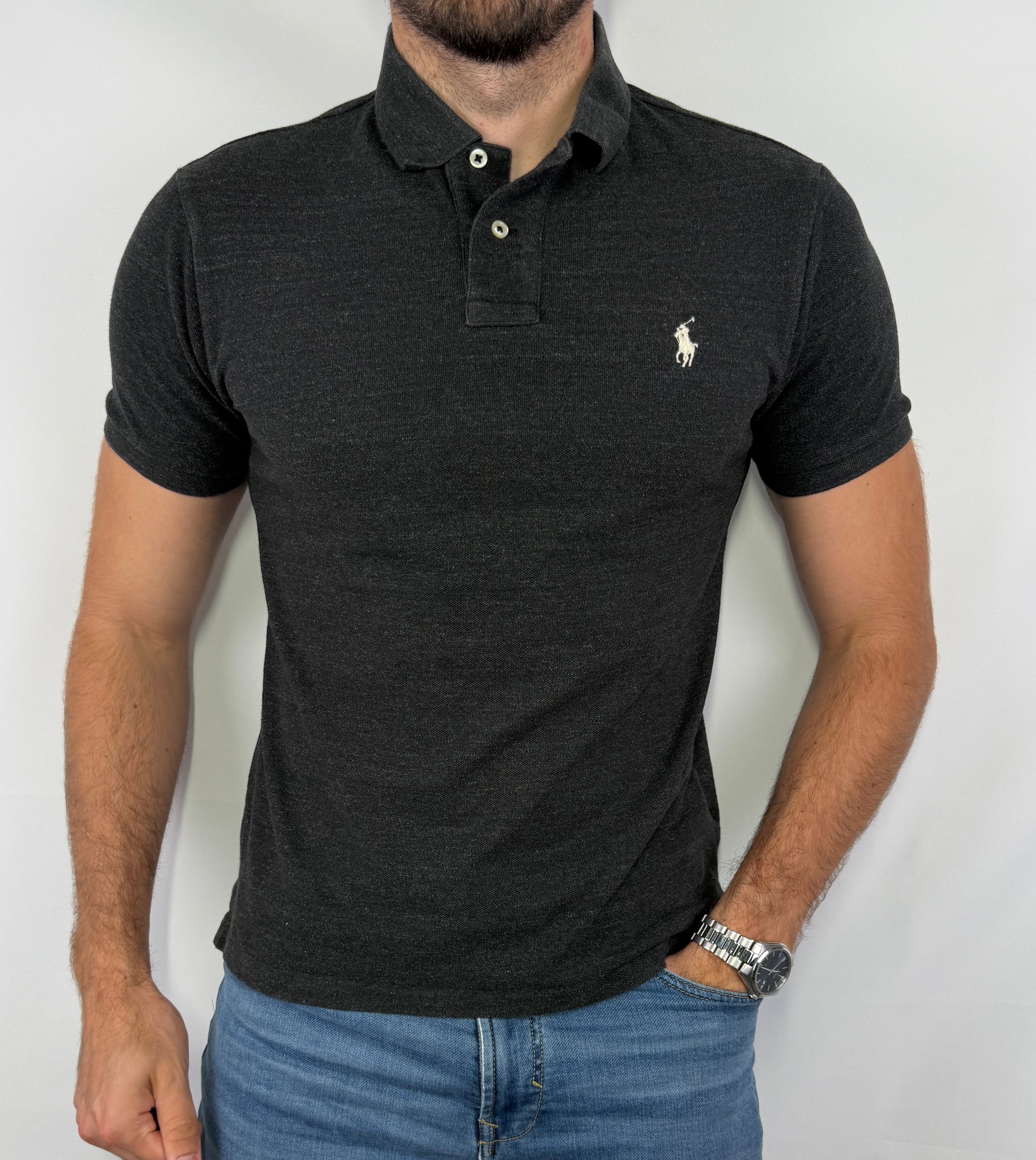 Polo Ralph Lauren noir homme taille M en très bon état. Pièce seconde main premium sélectionnée par Comptoir Masculin. Expédition rapide depuis la France.