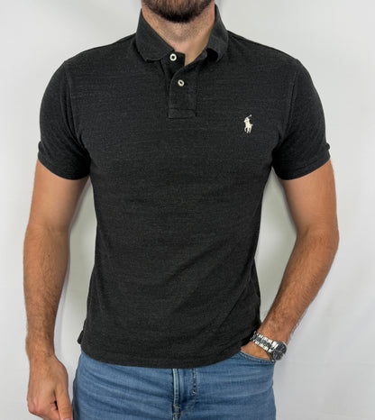 Polo Ralph Lauren noir homme taille M en très bon état. Pièce seconde main premium sélectionnée par Comptoir Masculin. Expédition rapide depuis la France.