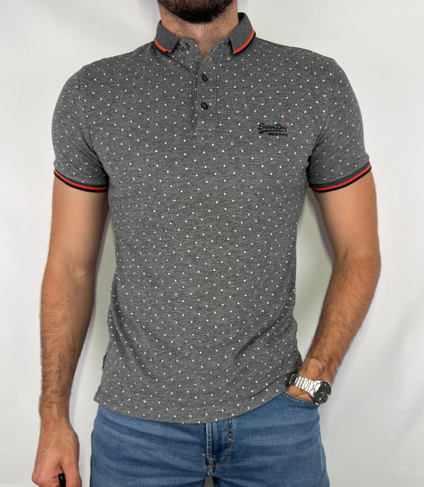 Polo Superdry Premium homme taille S en très bon état. Pièce seconde main premium sélectionnée par Comptoir Masculin. Expédition rapide depuis la France.
