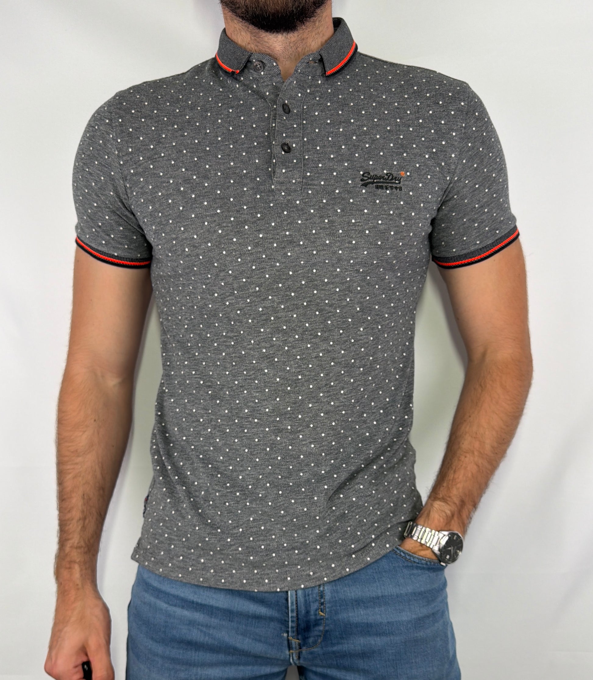 Polo Superdry Premium homme taille S en très bon état. Pièce seconde main premium sélectionnée par Comptoir Masculin. Expédition rapide depuis la France.