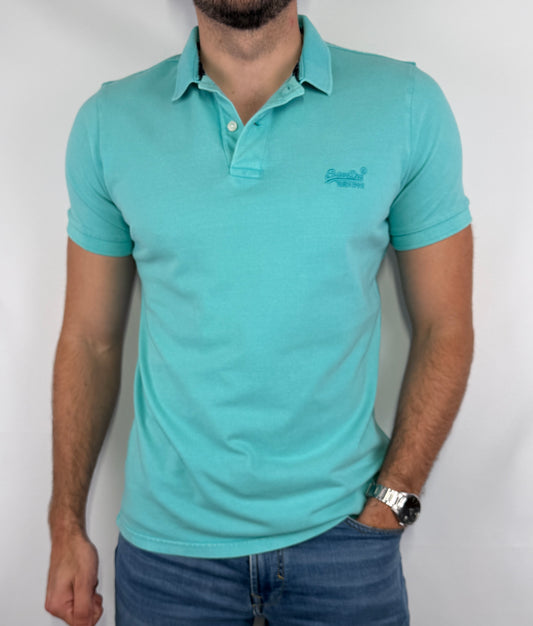 Polo Superdry homme taille M en très bon état. Pièce seconde main premium sélectionnée par Comptoir Masculin. Expédition rapide depuis la France.