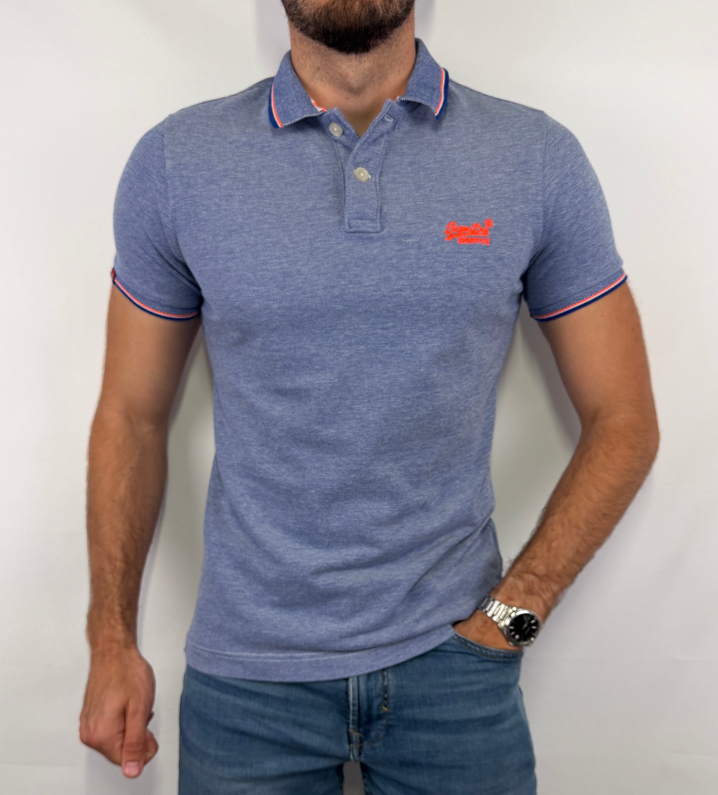 Polo Superdry homme taille M en très bon état. Pièce seconde main premium sélectionnée par Comptoir Masculin. Expédition rapide depuis la France.
