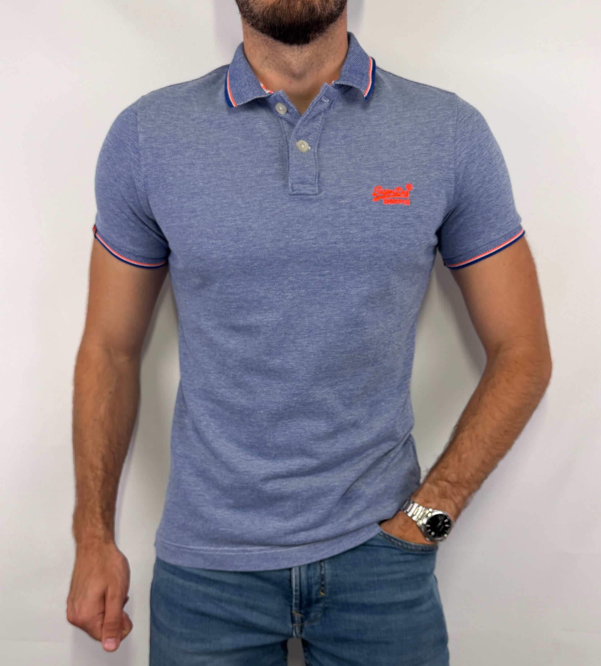 Polo Superdry homme taille M en très bon état. Pièce seconde main premium sélectionnée par Comptoir Masculin. Expédition rapide depuis la France.