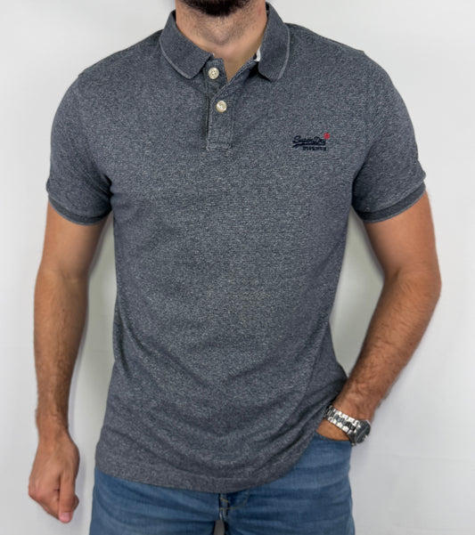Polo Superdry gris chiné homme taille L en très bon état. Pièce seconde main premium sélectionnée par Comptoir Masculin. Expédition rapide depuis la France.