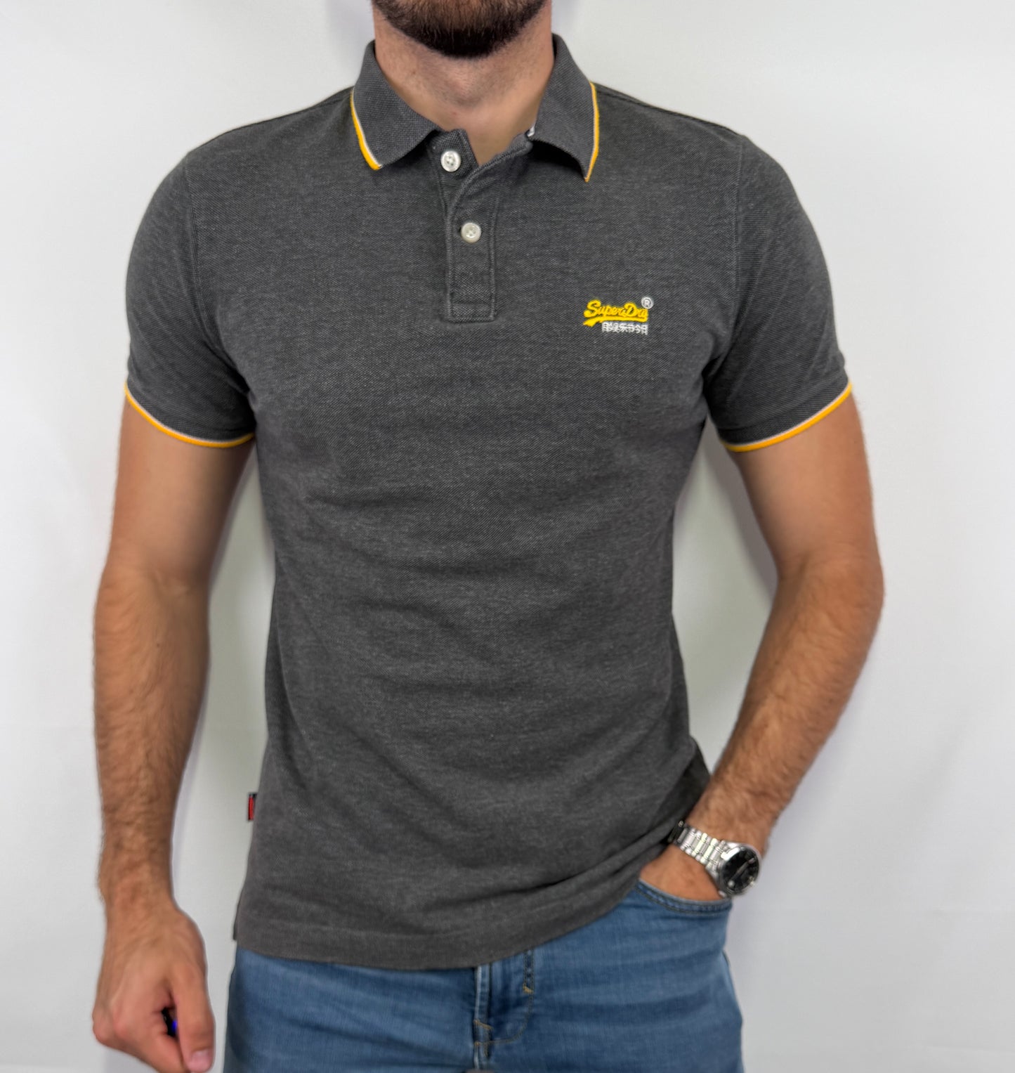Polo Superdry homme taille M en très bon état. Pièce seconde main premium sélectionnée par Comptoir Masculin. Expédition rapide depuis la France.