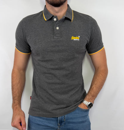 Polo Superdry homme taille M en très bon état. Pièce seconde main premium sélectionnée par Comptoir Masculin. Expédition rapide depuis la France.
