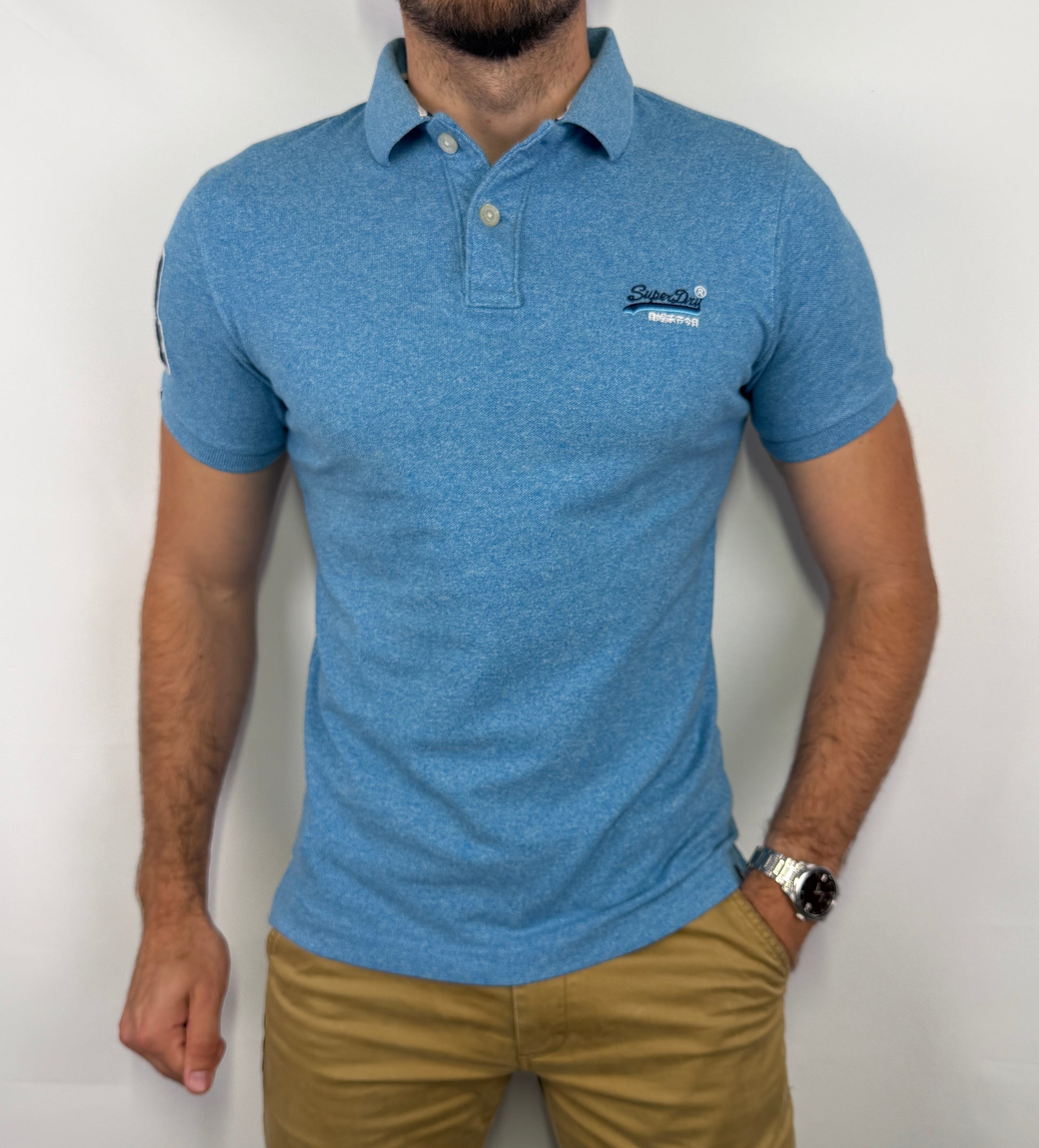Polo Superdry homme taille S en très bon état. Pièce seconde main premium sélectionnée par Comptoir Masculin. Expédition rapide depuis la France.