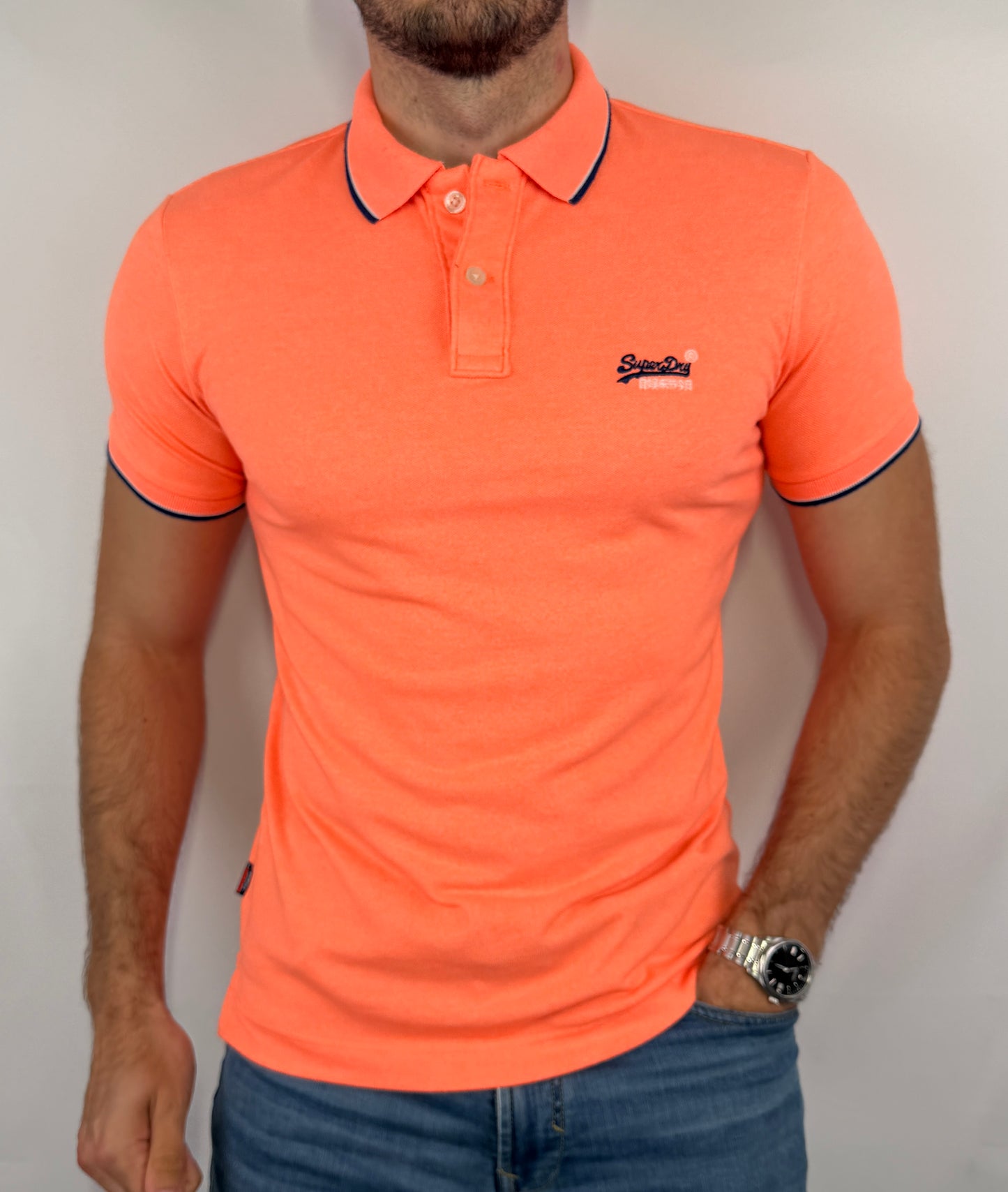 Polo Superdry homme taille S en très bon état. Pièce seconde main premium sélectionnée par Comptoir Masculin. Expédition rapide depuis la France.