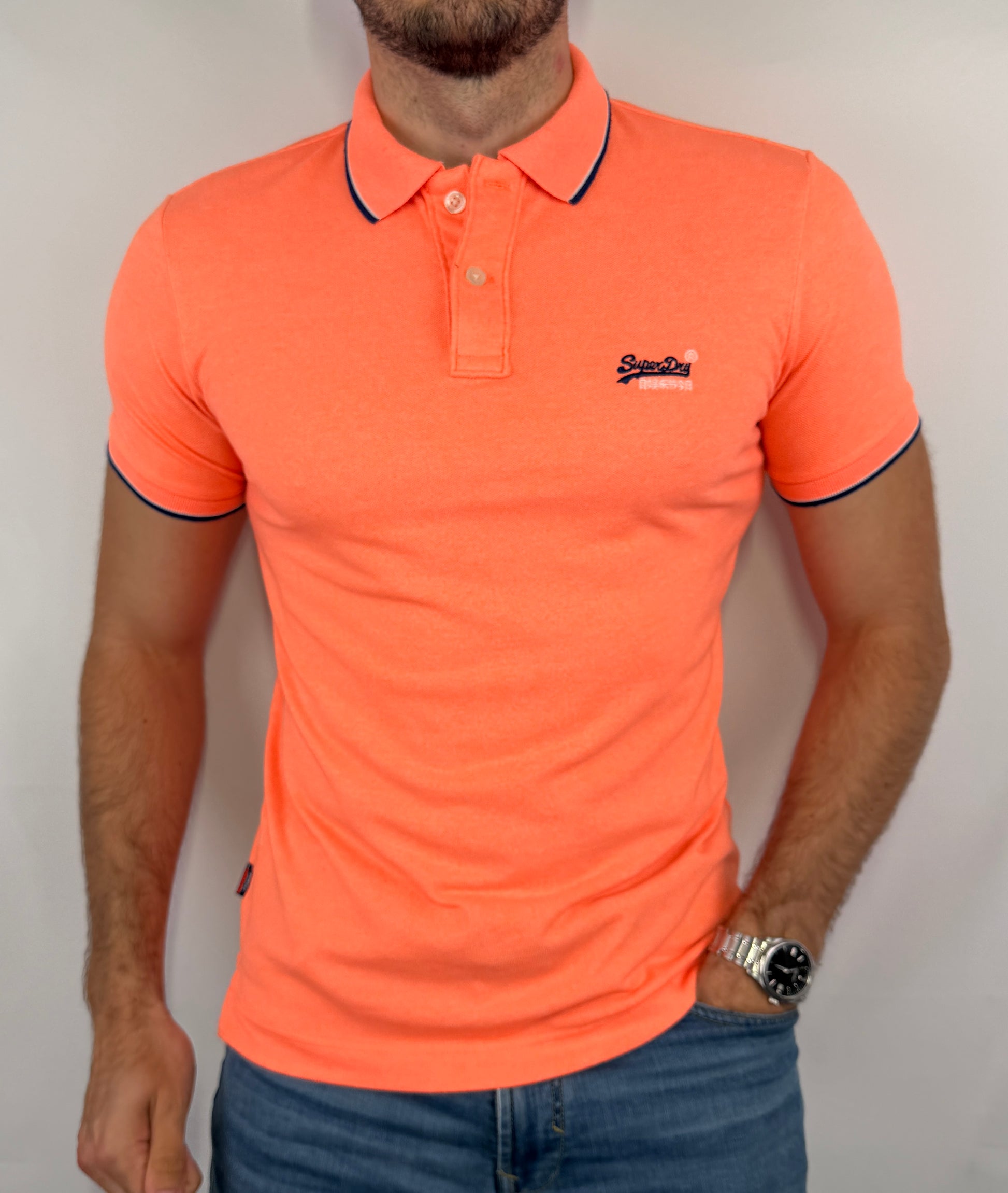 Polo Superdry homme taille S en très bon état. Pièce seconde main premium sélectionnée par Comptoir Masculin. Expédition rapide depuis la France.