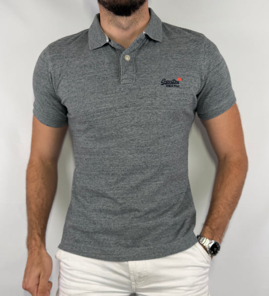 Polo Superdry homme taille M en très bon état. Pièce seconde main premium sélectionnée par Comptoir Masculin. Expédition rapide depuis la France.