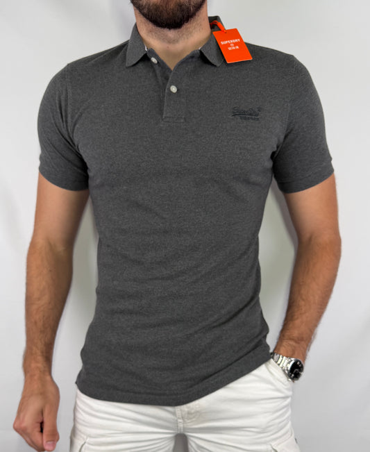 Polo Superdry homme gris taille S neuf. Pièce premium sélectionnée par Comptoir Masculin. Expédition rapide depuis la France.