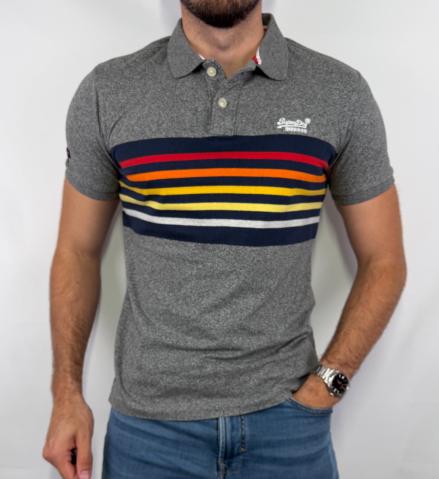 Polo Superdry homme taille M en très bon état. Pièce seconde main premium sélectionnée par Comptoir Masculin. Expédition rapide depuis la France.