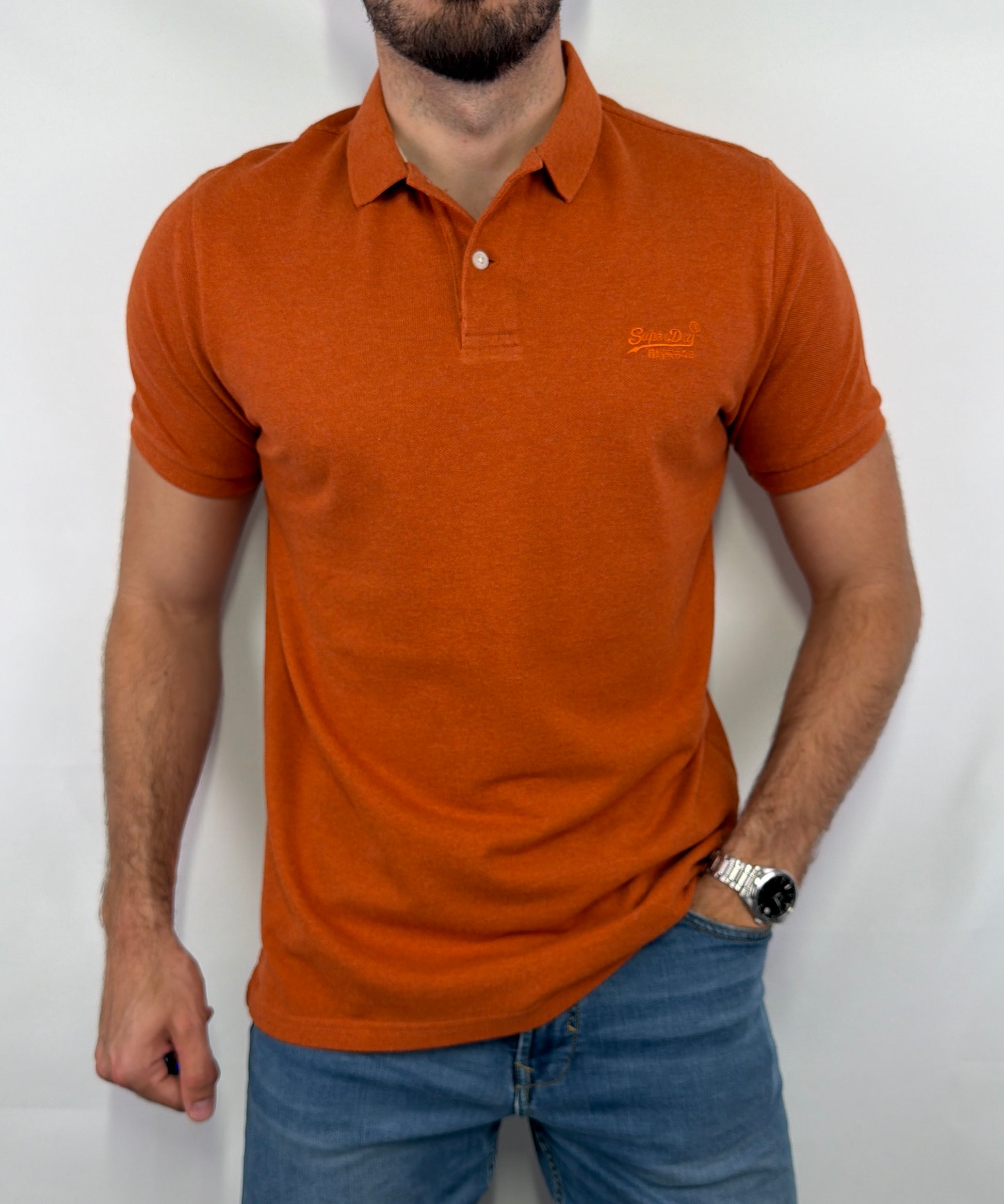 Polo Superdry homme taille L en très bon état. Pièce seconde main premium sélectionnée par Comptoir Masculin. Expédition rapide depuis la France.