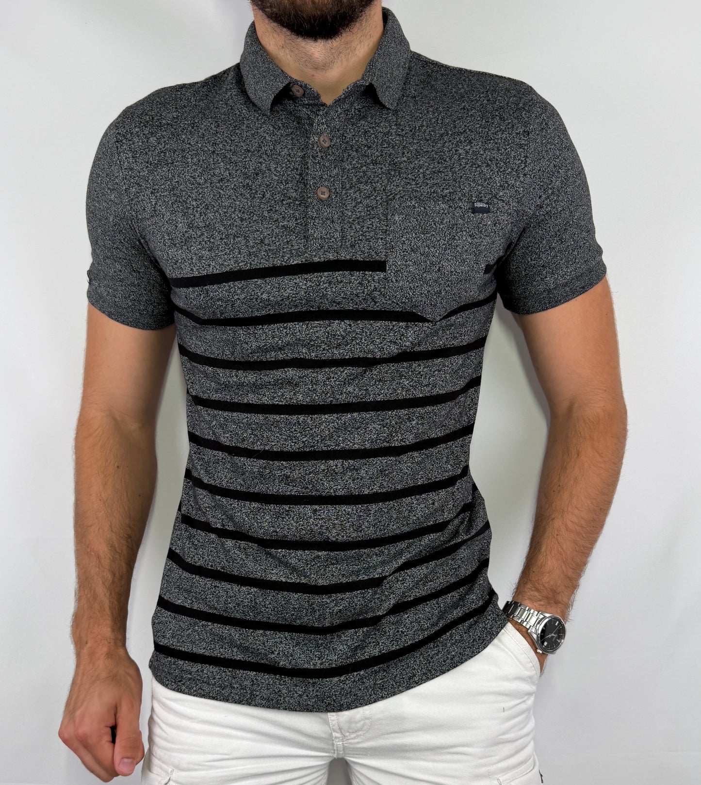 Polo Superdry homme taille M en très bon état. Pièce seconde main premium sélectionnée par Comptoir Masculin. Expédition rapide depuis la France.