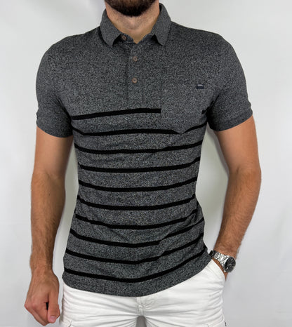 Polo Superdry homme taille M en très bon état. Pièce seconde main premium sélectionnée par Comptoir Masculin. Expédition rapide depuis la France.