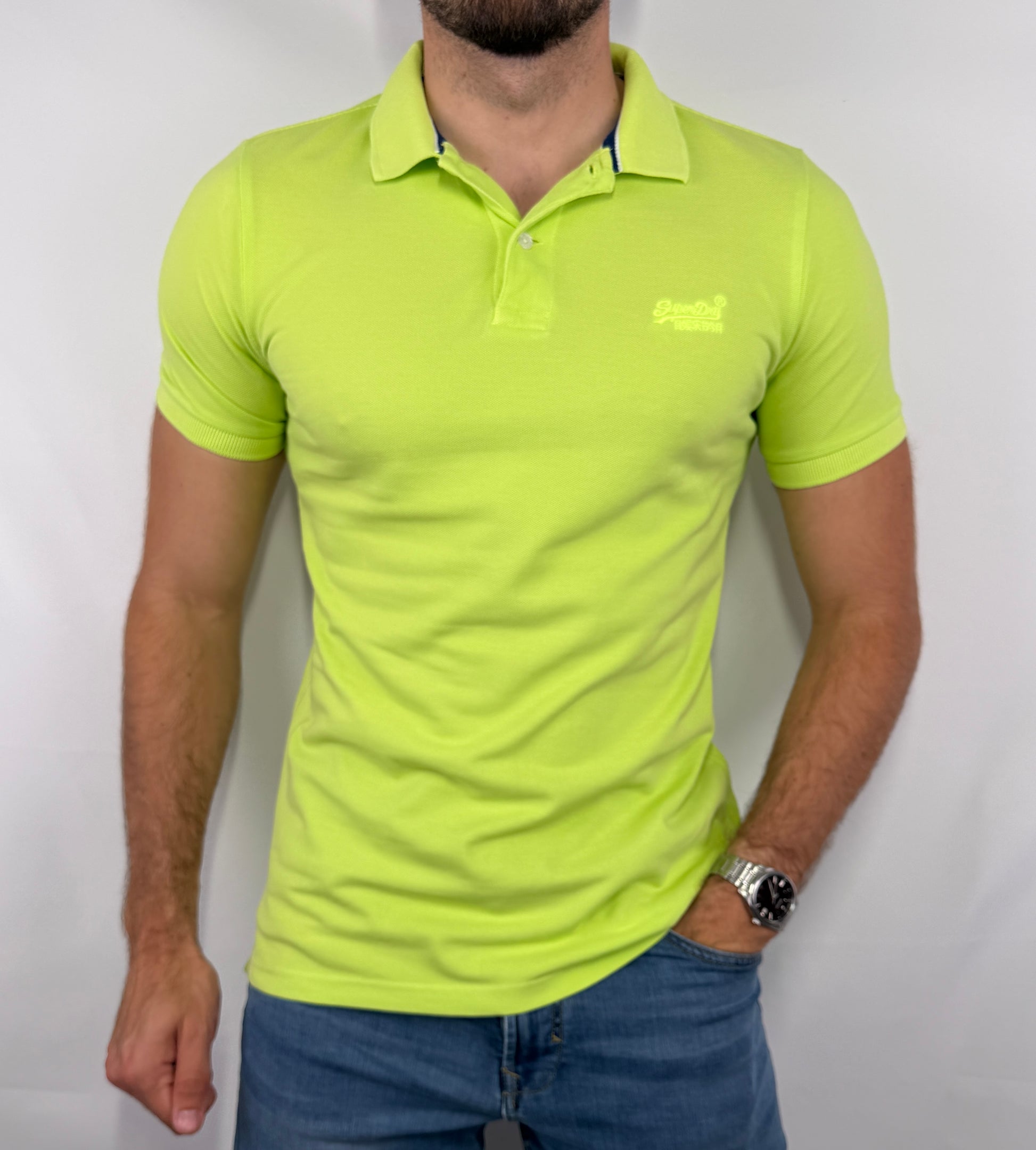 Polo Superdry homme taille M en très bon état. Pièce seconde main premium sélectionnée par Comptoir Masculin. Expédition rapide depuis la France.