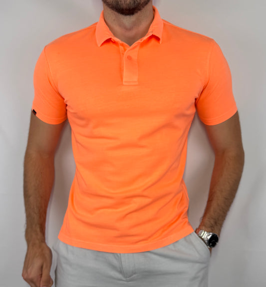 Polo Superdry homme taille S en parfait état. Pièce seconde main premium sélectionnée par Comptoir Masculin. Expédition rapide depuis la France.