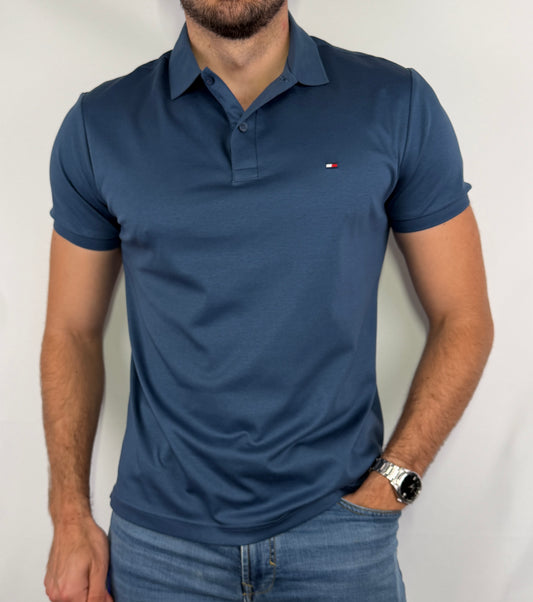 Polo Tommy Hilfiger homme taille S en parfait état. Pièce seconde main premium sélectionnée par Comptoir Masculin. Expédition rapide depuis la France.