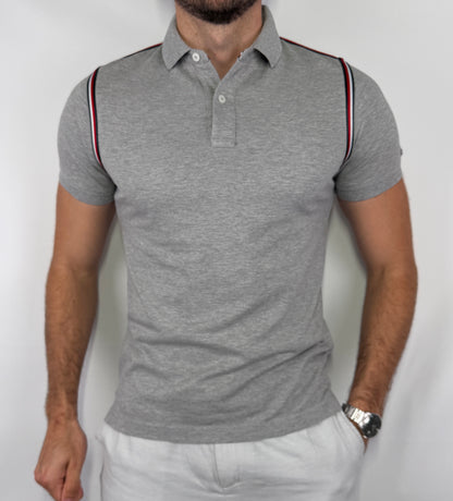 Polo Tommy Hilfiger homme taille S en très bon état. Pièce seconde main premium sélectionnée par Comptoir Masculin. Expédition rapide depuis la France. 