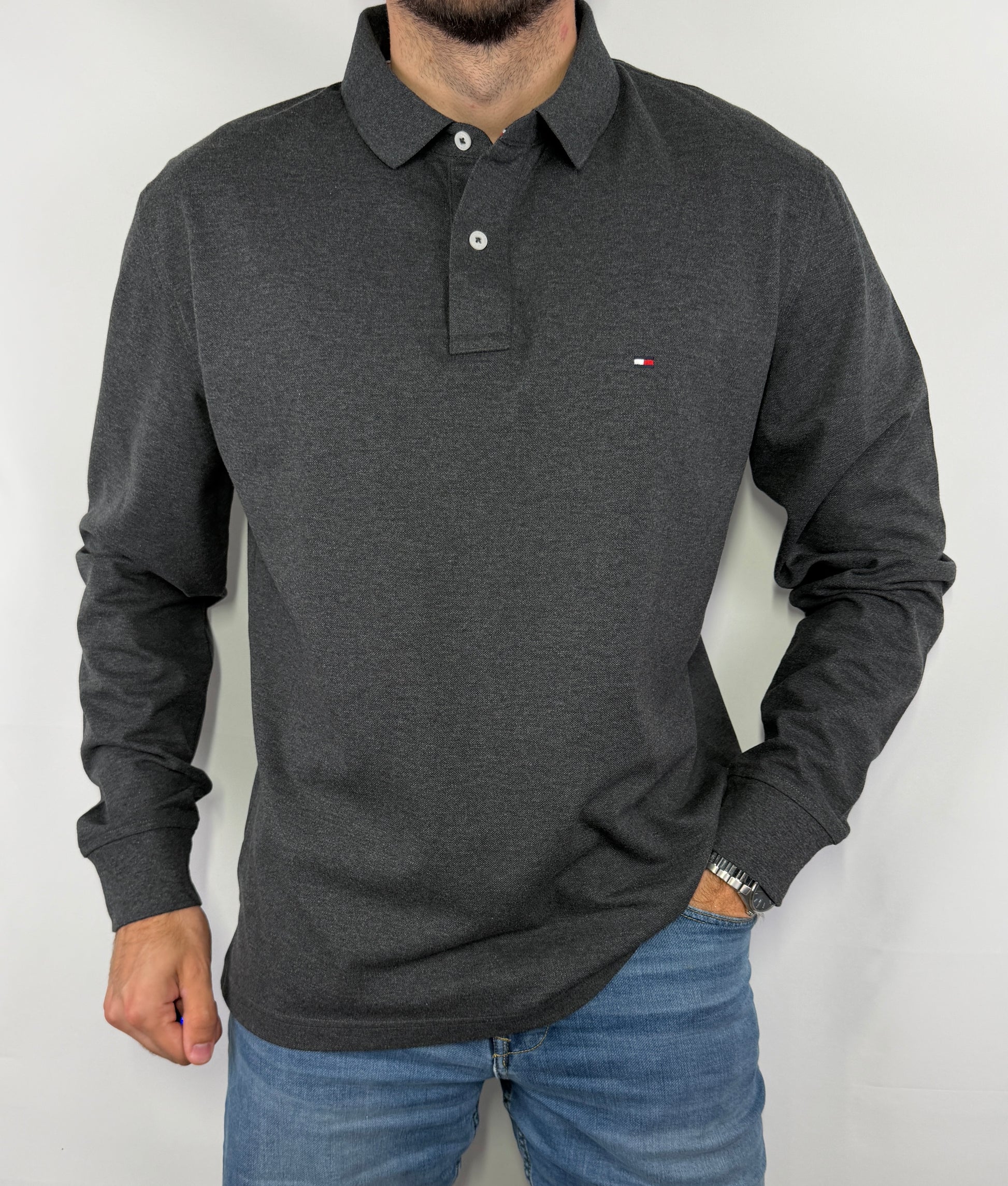 Polo Tommy Hilfiger gris homme taille XL en parfait état. Pièce seconde main premium sélectionnée par Comptoir Masculin. Expédition rapide depuis la France.