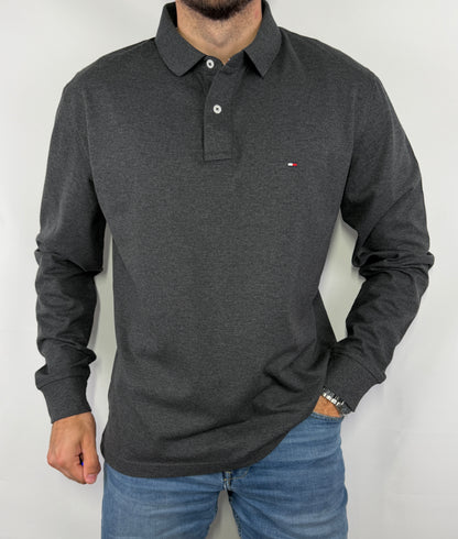Polo Tommy Hilfiger gris homme taille XL en parfait état. Pièce seconde main premium sélectionnée par Comptoir Masculin. Expédition rapide depuis la France.