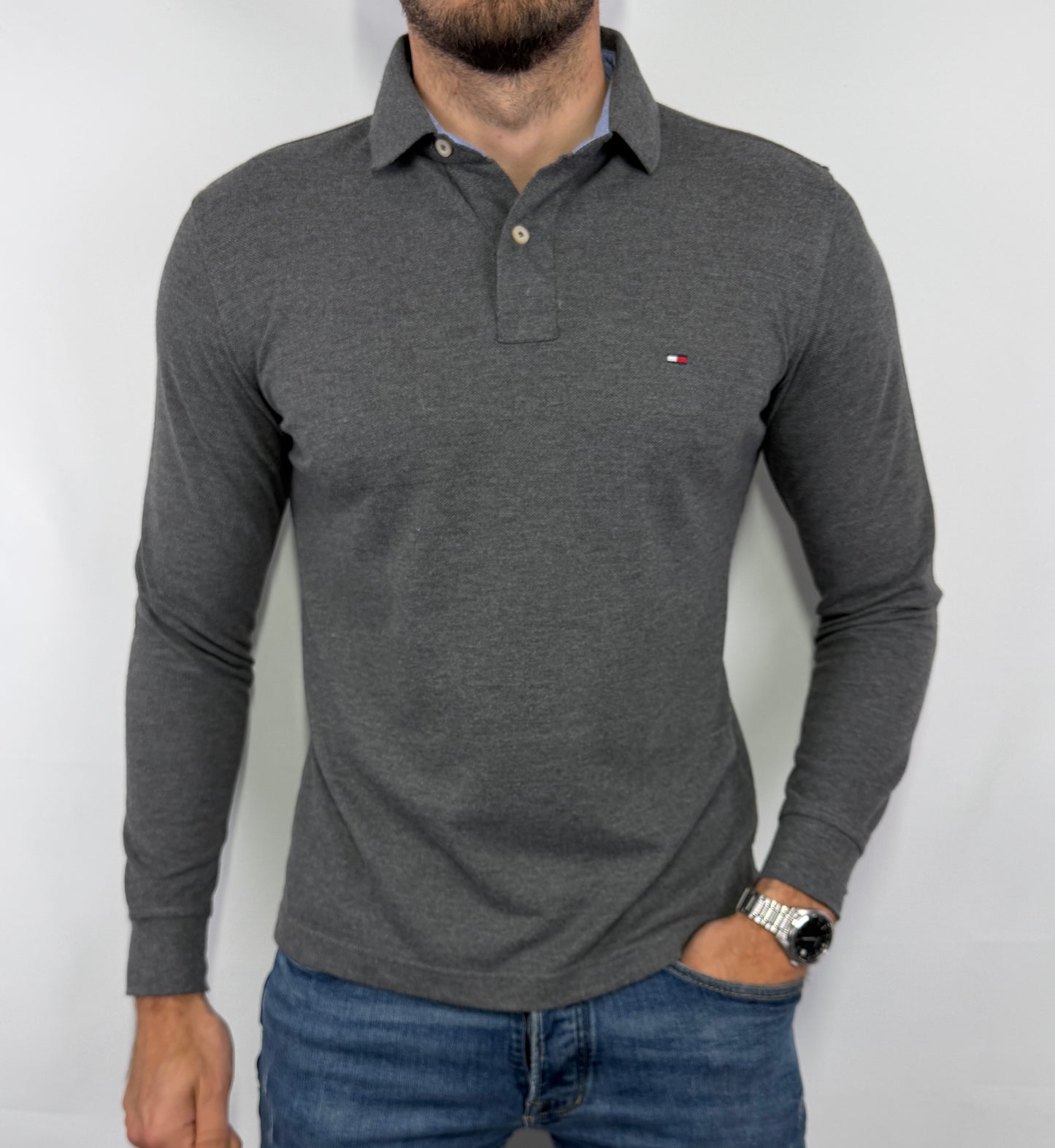 Polo Tommy Hilfiger homme taille S en très bon état. Pièce seconde main premium sélectionnée par Comptoir Masculin. Expédition rapide depuis la France.