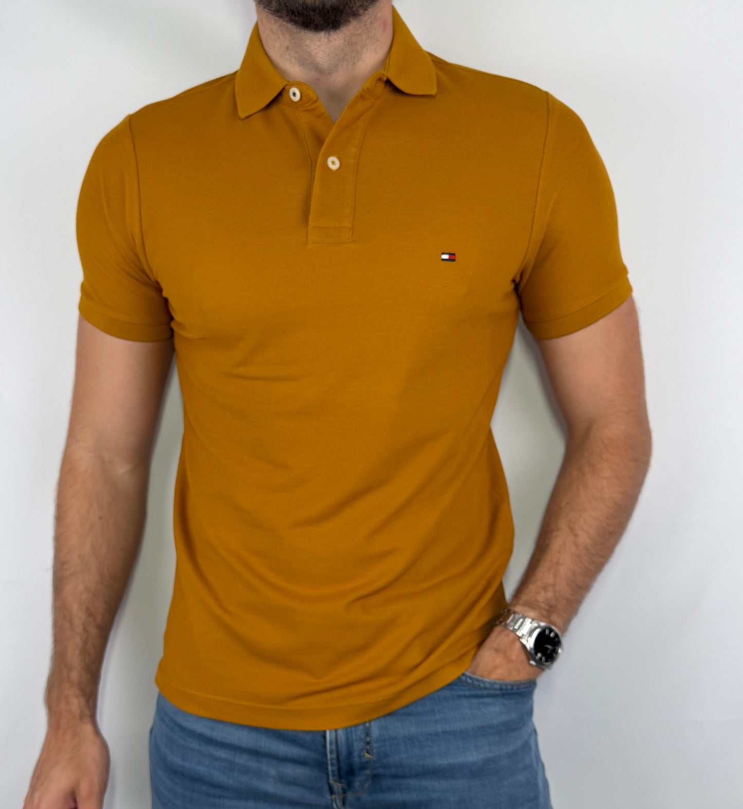 Polo Tommy Hilfiger homme taille S en parfait état. Pièce seconde main premium sélectionnée par Comptoir Masculin. Expédition rapide depuis la France.