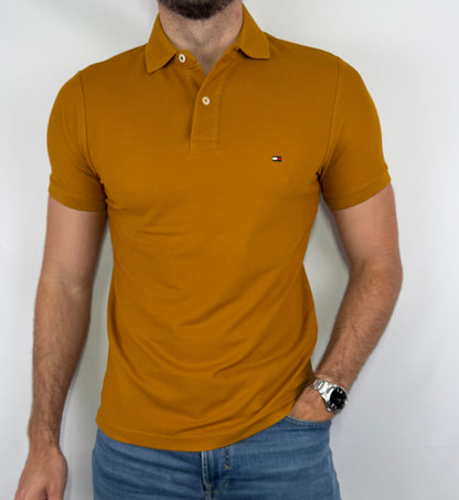 Polo Tommy Hilfiger homme taille S en parfait état. Pièce seconde main premium sélectionnée par Comptoir Masculin. Expédition rapide depuis la France.