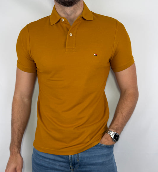 Polo Tommy Hilfiger homme taille S en parfait état. Pièce seconde main premium sélectionnée par Comptoir Masculin. Expédition rapide depuis la France.