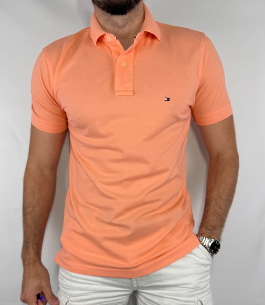 Polo Tommy Hilfiger homme taille M en très bon état. Pièce seconde main premium sélectionnée par Comptoir Masculin. Expédition rapide depuis la France.