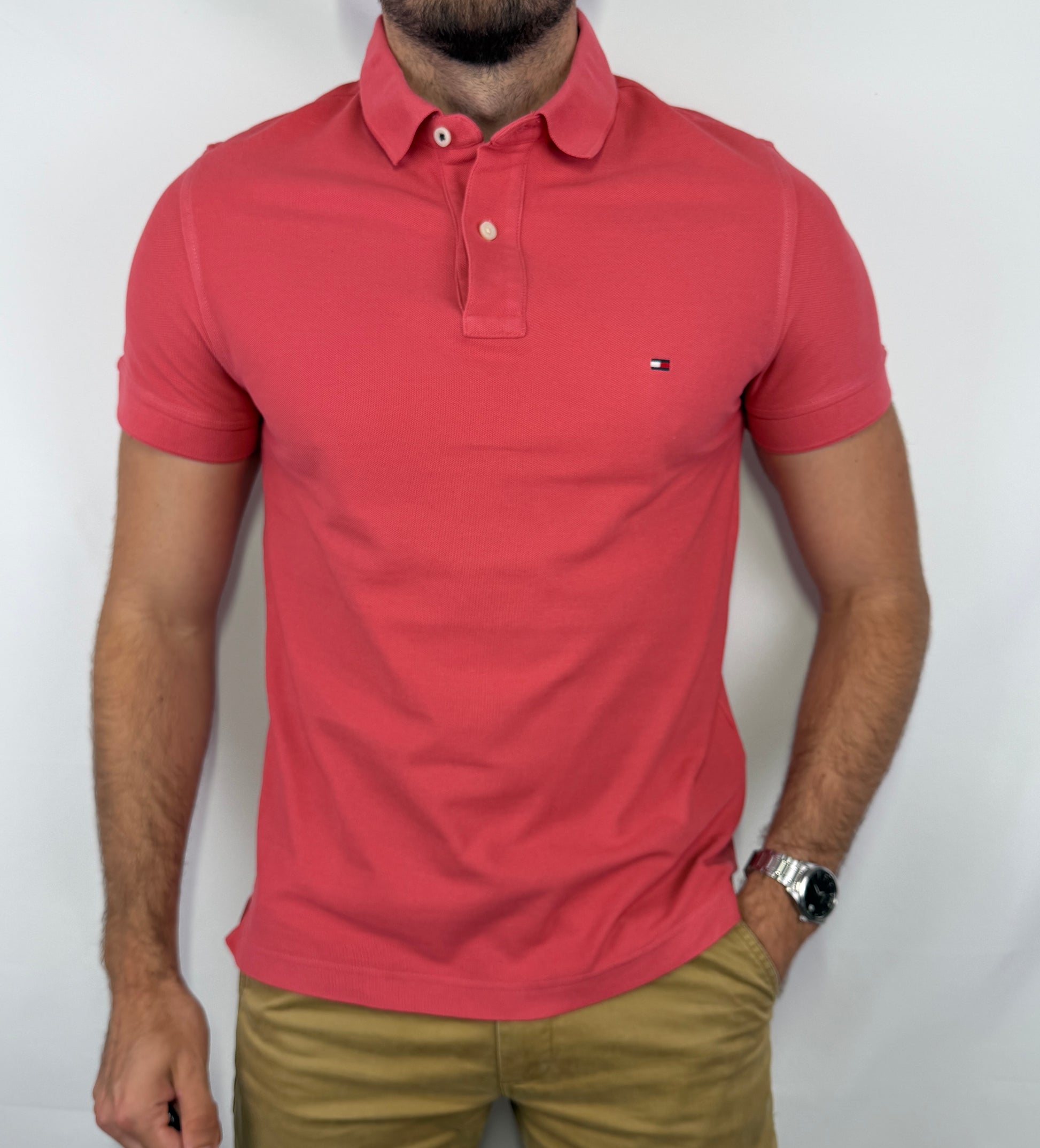 Polo Tommy Hilfiger homme taille M en très bon état. Pièce seconde main premium sélectionnée par Comptoir Masculin. Expédition rapide depuis la France.