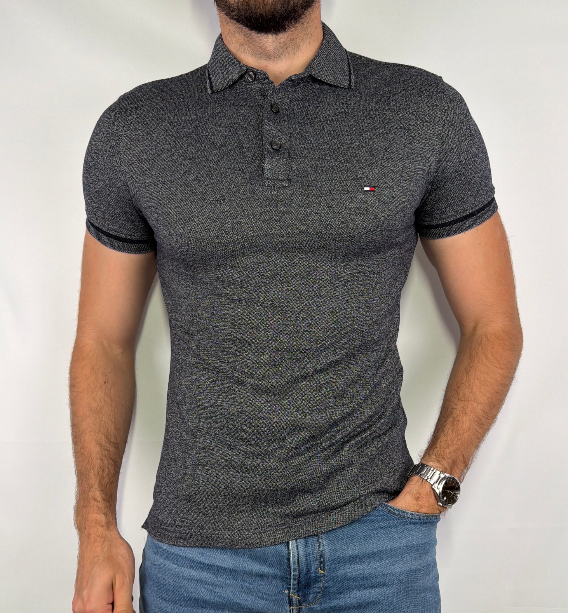 Polo Tommy Hilfiger homme taille S en parfait état. Pièce seconde main premium sélectionnée par Comptoir Masculin. Expédition rapide depuis la France.