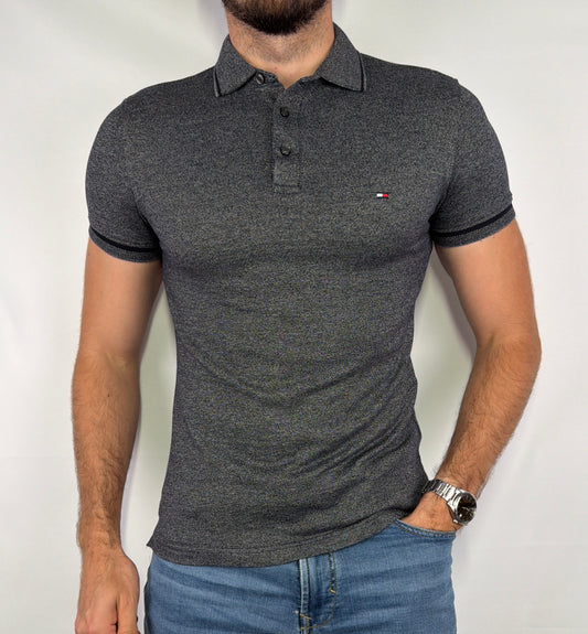 Polo Tommy Hilfiger homme taille S en parfait état. Pièce seconde main premium sélectionnée par Comptoir Masculin. Expédition rapide depuis la France.