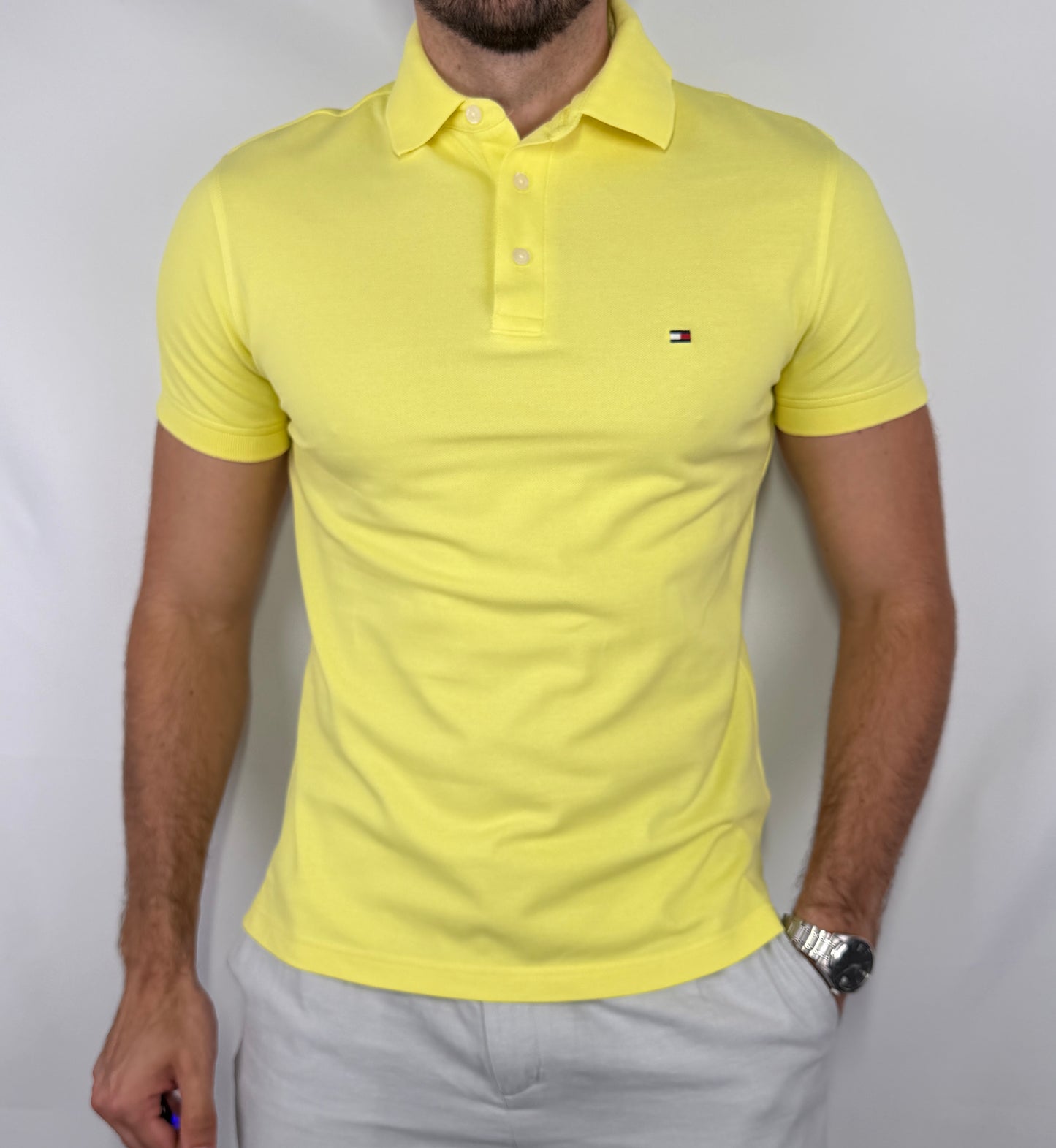 Polo Tommy Hilfiger homme taille S en parfait état. Pièce seconde main premium sélectionnée par Comptoir Masculin. Expédition rapide depuis la France.