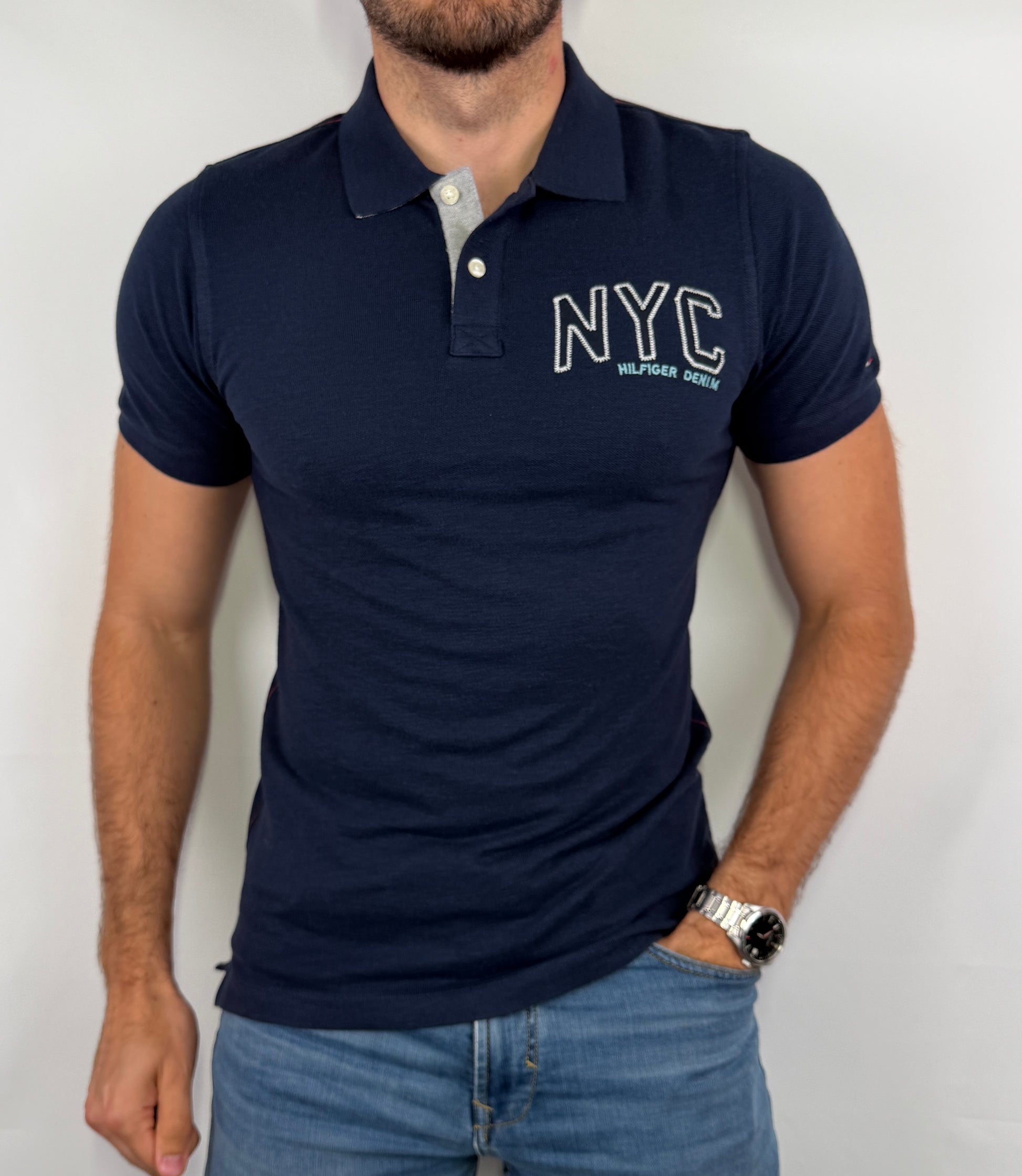 Polo Tommy Hilfiger homme taille S en très bon état. Pièce seconde main premium sélectionnée par Comptoir Masculin. Expédition rapide depuis la France.