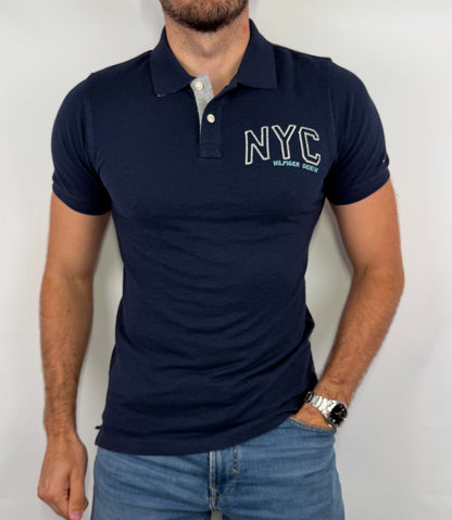 Polo Tommy Hilfiger homme taille S en très bon état. Pièce seconde main premium sélectionnée par Comptoir Masculin. Expédition rapide depuis la France.