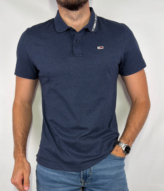 Polo Tommy Jeans homme taille M en très bon état. Pièce seconde main premium sélectionnée par Comptoir Masculin. Expédition rapide depuis la France.