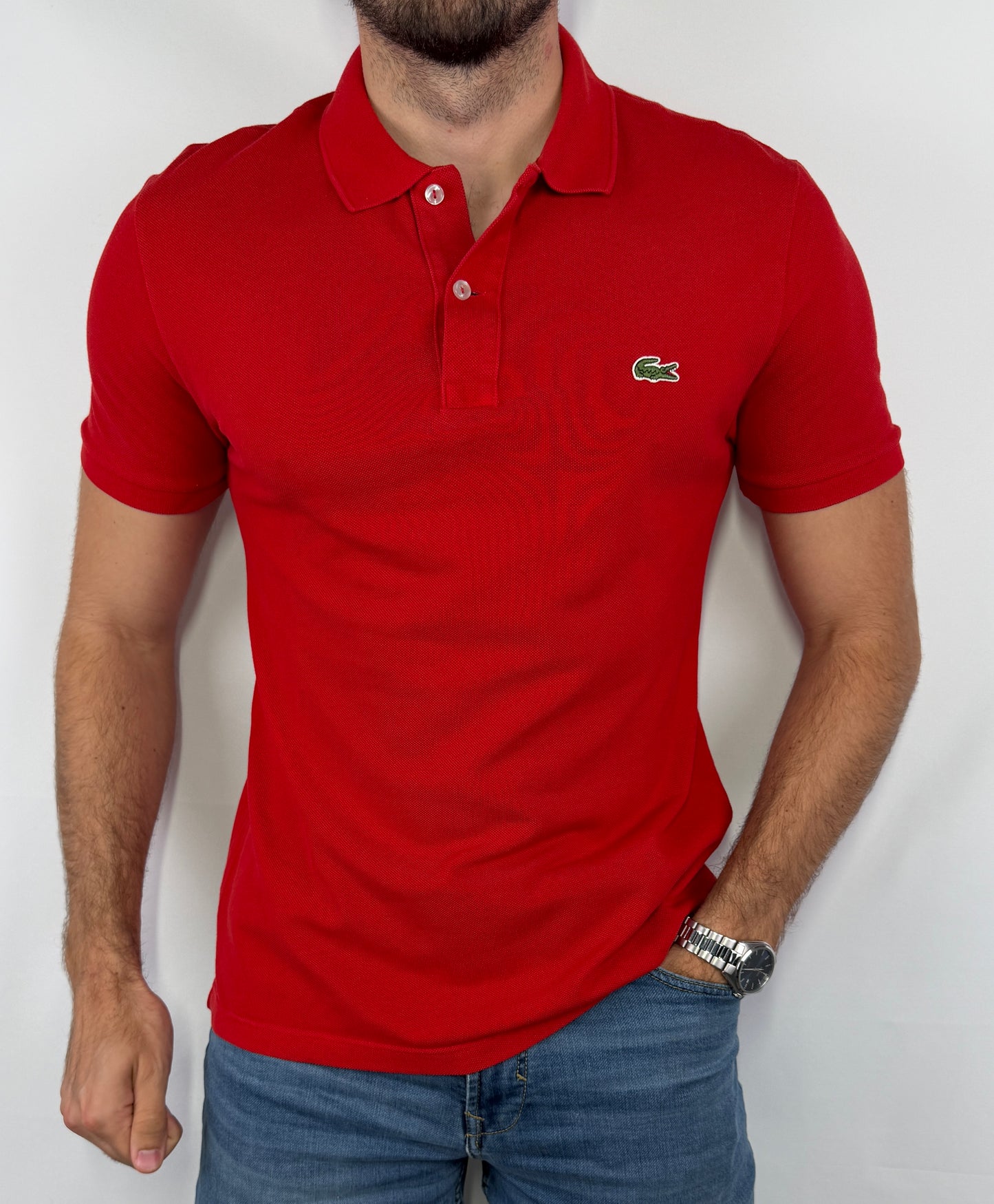 Polo Lacoste rouge homme taille L en très bon état. Pièce seconde main premium sélectionnée par Comptoir Masculin. Expédition rapide depuis la France.