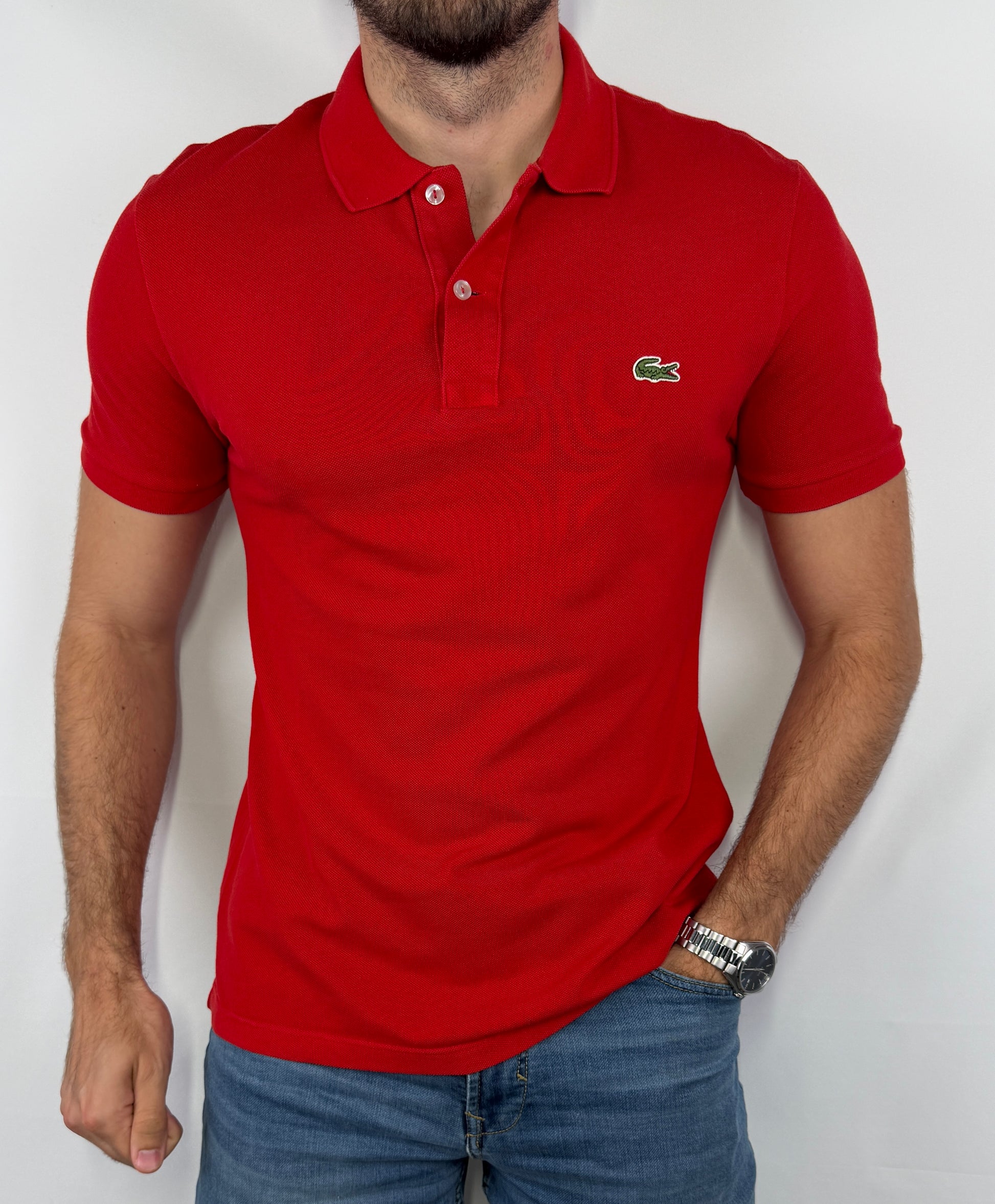 Polo Lacoste rouge homme taille L en très bon état. Pièce seconde main premium sélectionnée par Comptoir Masculin. Expédition rapide depuis la France.
