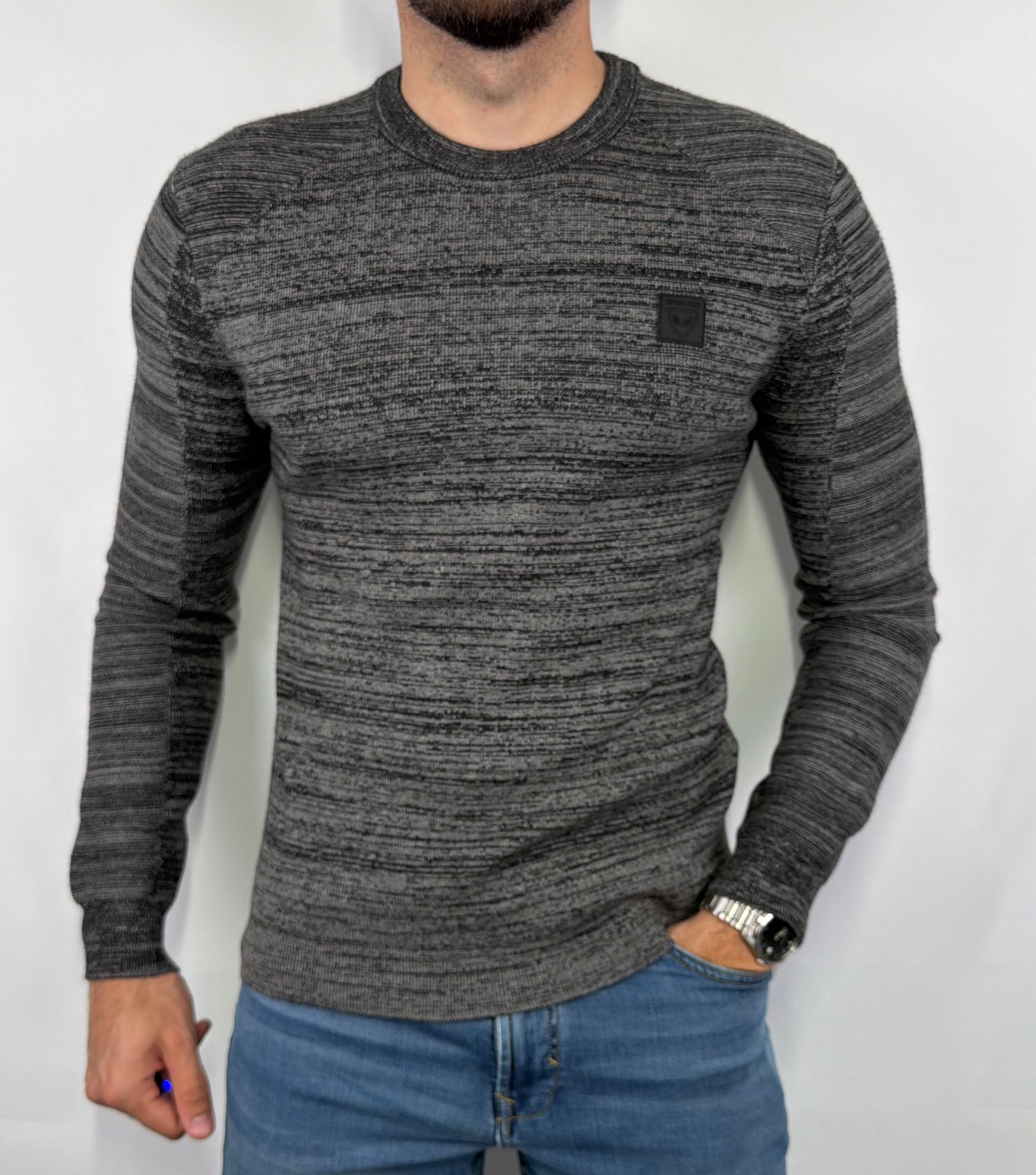 Pull Kaporal gris chiné homme taille M en très bon état. Pièce seconde main premium sélectionnée par Comptoir Masculin. Expédition rapide depuis la France.
