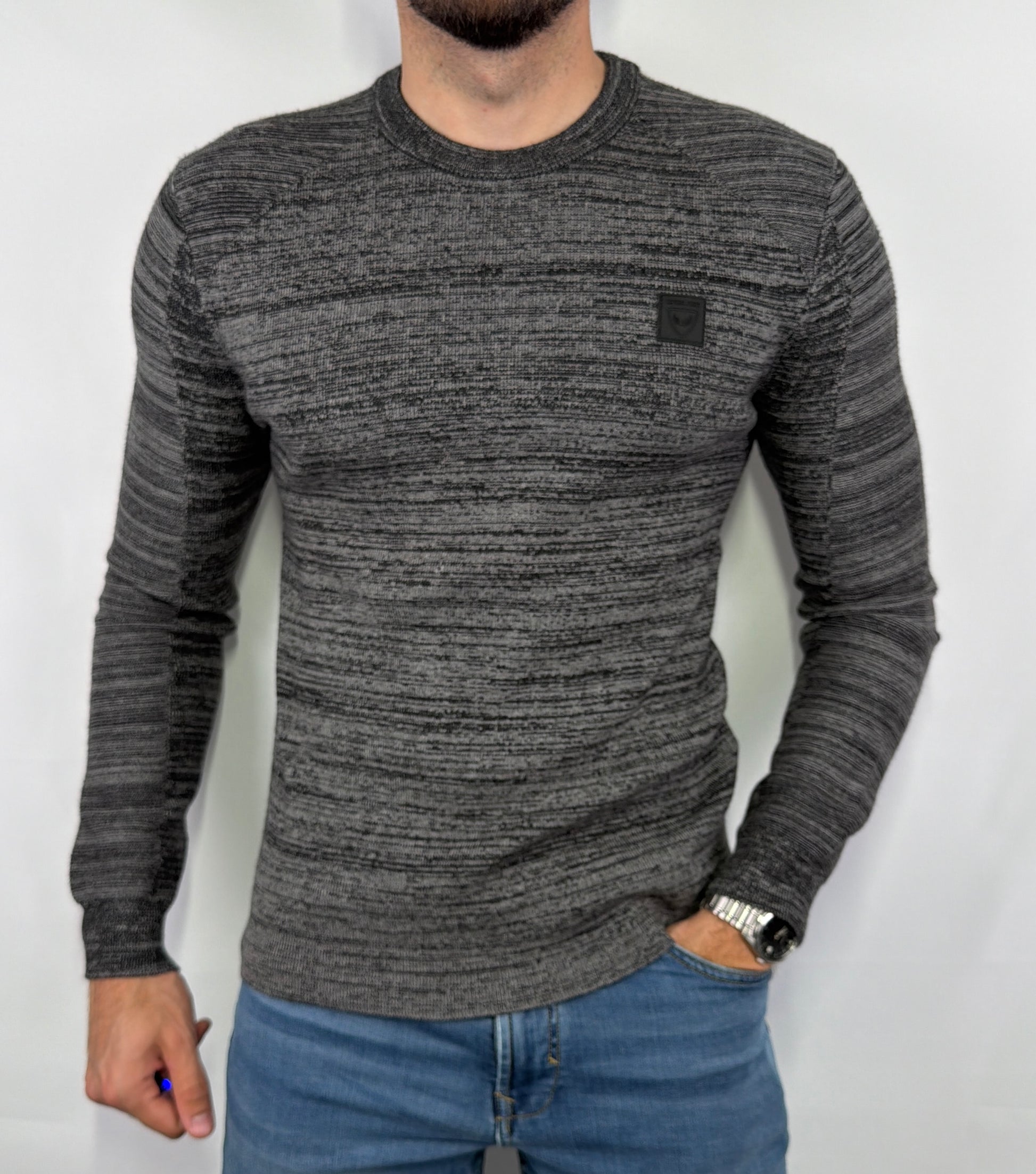Pull Kaporal gris chiné homme taille M en très bon état. Pièce seconde main premium sélectionnée par Comptoir Masculin. Expédition rapide depuis la France.