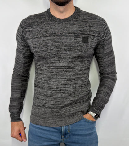 Pull Kaporal gris chiné homme taille M en très bon état. Pièce seconde main premium sélectionnée par Comptoir Masculin. Expédition rapide depuis la France.