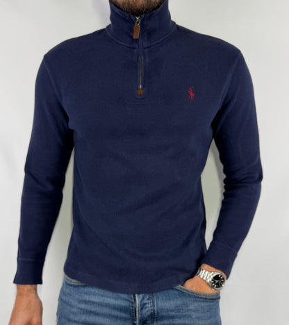 Pull Ralph Lauren col camionneur taille S en très bon état. Pièce seconde main premium sélectionnée par Comptoir Masculin. Expédition rapide depuis la France.