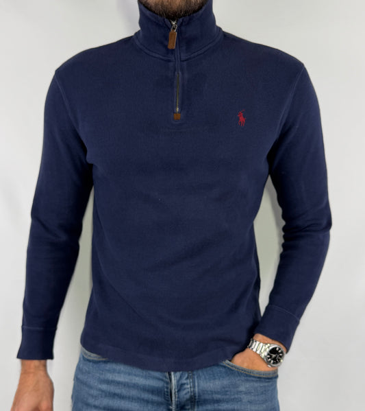 Pull Ralph Lauren col camionneur taille S en très bon état. Pièce seconde main premium sélectionnée par Comptoir Masculin. Expédition rapide depuis la France.
