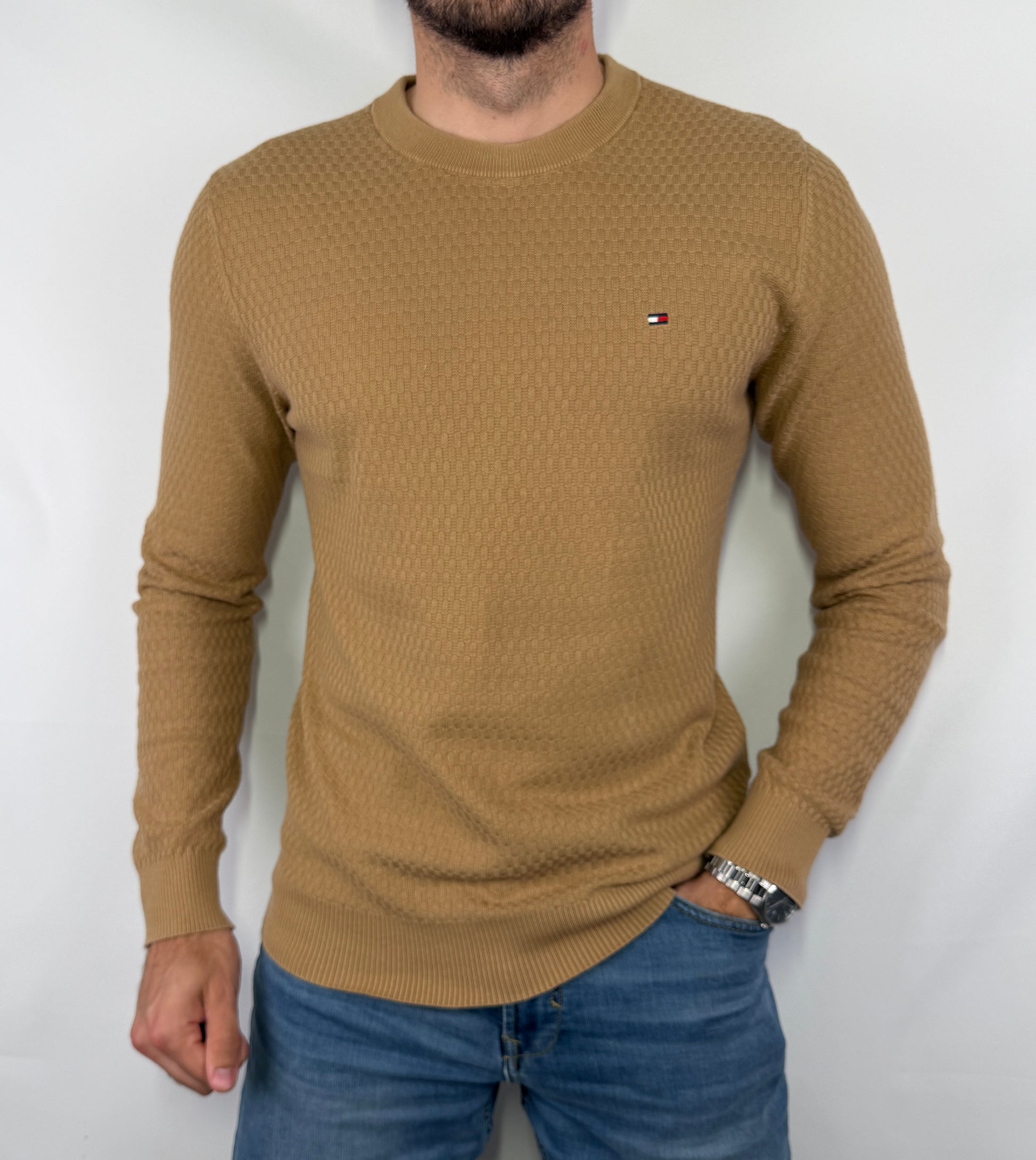Pull Tommy Hilfiger homme taille M en parfait état. Pièce seconde main premium sélectionnée par Comptoir Masculin. Expédition rapide depuis la France.